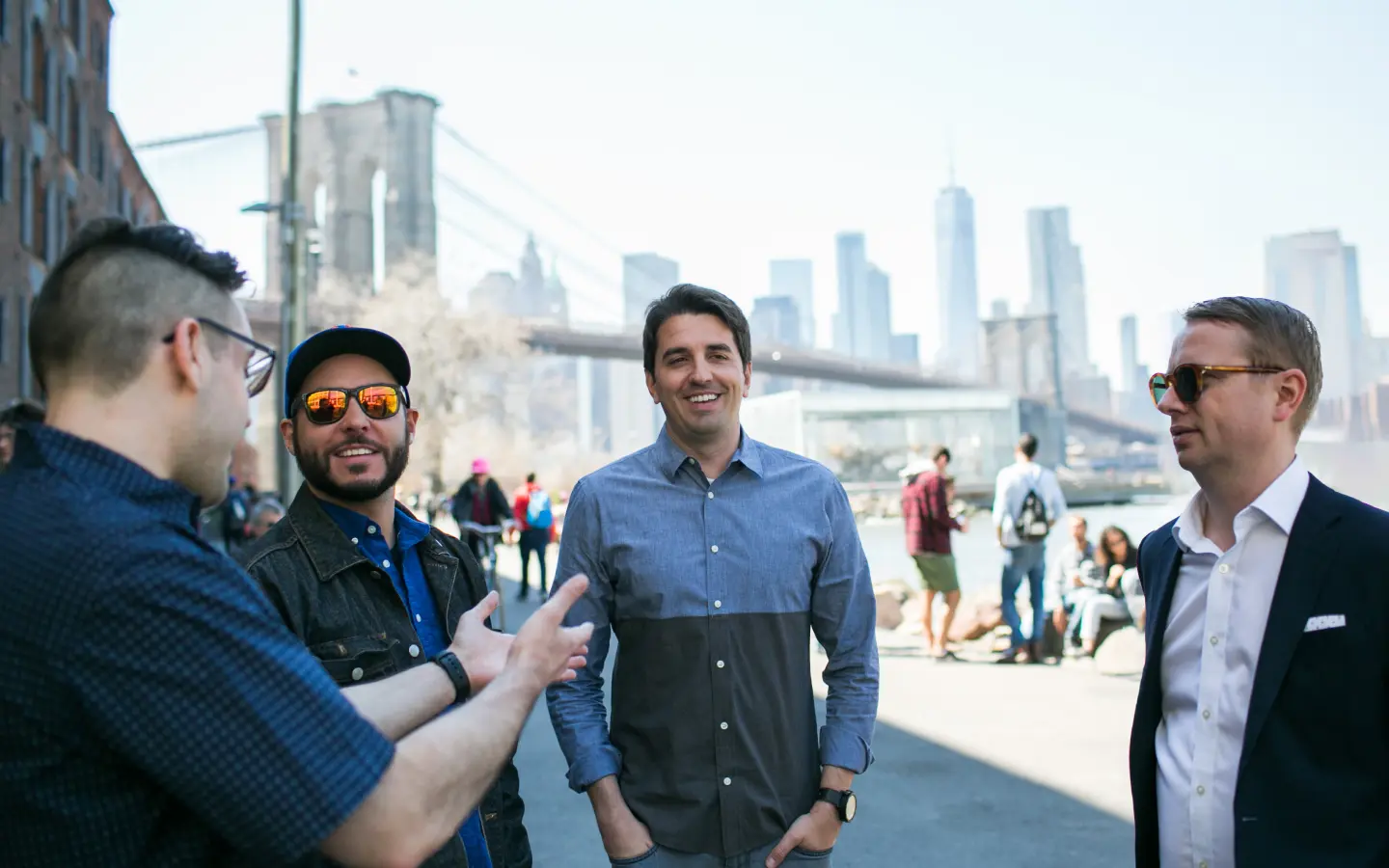 Buzzworthy team outside to Brooklyn with a view on Manhattan and Brooklyn bridge